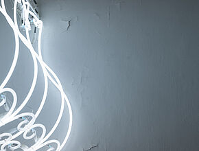 Perrine Lievens.Vue, 2007 120x140x90 cm, néons. crédit photo: Benjamin Roudet - Agrandir l'image (fenêtre modale)