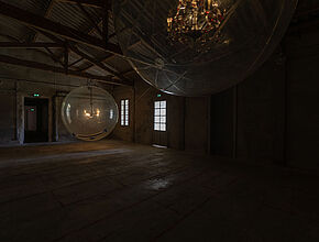 Vivien Roubaud. Gonflable, contrepoids, transmission scooter électrique, lustres à pampilles, collecteur tournant, chaîne de moto, vingt-quatre volts, 2015 crédit photo: Benjamin Roudet - Agrandir l'image (fenêtre modale)