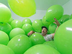 Martin Creed. Work n°262 (Half the Air in a Given Space), 2001 Dimensions variables, installation Latex vert. crédit photo: Benjamin Roudet - Agrandir l'image (fenêtre modale)