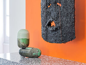 Laura Gozlan. The Sceptical Chymist, 2013 115x183x49 cm, bois, tapisserie, chaînes, cire, peinture. crédit photo: Benjamin Roudet - Agrandir l'image (fenêtre modale)