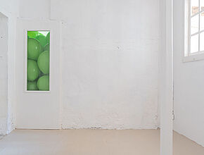 Martin Creed. Work n°262 (Half the Air in a Given Space), 2001 Dimensions variables, installation Latex vert. crédit photo: Benjamin Roudet - Agrandir l'image (fenêtre modale)