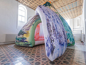 Fruits. Caracola, 2019 600x800x600 cm, PVC tarpaulin et toile polyester imprimés, boucle sonore (26’46’’) crédit photo: Benjamin Roudet - Agrandir l'image (fenêtre modale)