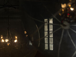 Vivien Roubaud. Gonflable, contrepoids, transmission scooter électrique, lustres à pampilles, collecteur tournant, chaîne de moto, vingt-quatre volts, 2015 crédit photo: Benjamin Roudet - Agrandir l'image (fenêtre modale)