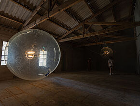 Vivien Roubaud. Gonflable, contrepoids, transmission scooter électrique, lustres à pampilles, collecteur tournant, chaîne de moto, vingt-quatre volts, 2015 crédit photo: Benjamin Roudet - Agrandir l'image (fenêtre modale)