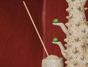 Ellande Jaureguiberry. Agni, 2021 42x26x8 cm, porte encens et porte raisin, grès émaillé, encens, raisin. crédit photo: Benjamin Roudet - Agrandir l'image (fenêtre modale)