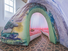 Fruits. Caracola, 2019 600x800x600 cm, PVC tarpaulin et toile polyester imprimés, boucle sonore (26’46’’) crédit photo: Benjamin Roudet - Agrandir l'image (fenêtre modale)