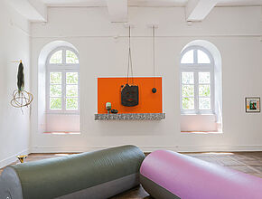 Laura Gozlan. The Sceptical Chymist, 2013 115x183x49 cm, bois, tapisserie, chaînes, cire, peinture. crédit photo: Benjamin Roudet - Agrandir l'image (fenêtre modale)