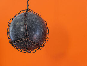 Laura Gozlan. The Sceptical Chymist, 2013 115x183x49 cm, bois, tapisserie, chaînes, cire, peinture. crédit photo: Benjamin Roudet - Agrandir l'image (fenêtre modale)