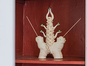 Ellande Jaureguiberry. Agni, 2021 42x26x8 cm, porte encens et porte raisin, grès émaillé, encens, raisin. crédit photo: Benjamin Roudet - Agrandir l'image (fenêtre modale)